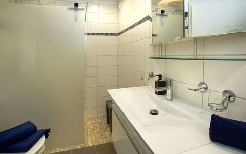 Clemenvillas i: Spiegel, Zapfhahn, Sinken, Armatur, Eigentum, Badezimmer, Bad Sink, Interior Design, Gebäude, Beleuchtung