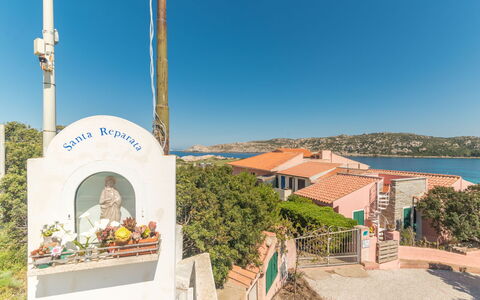 Capo Testa: Himmel, Pflanze, Eigentum, Gebäude, Wasser, Freizeit, Landschaft, Fenster, Grundeigentum