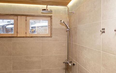 Salmikangas F2: Flooring, Wand, Armatur, Fussboden, Decke, Interior Design, Badezimmer, Installation, Duschkopf, Light Fixture