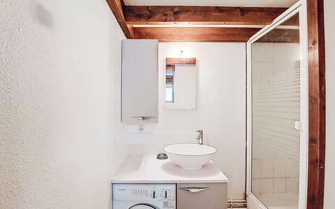 Les Mathes 220: Wand, Waschmaschine, Flooring, Fussboden, Armatur, Interior Design, Decke, Wäschekammer, Sinken, Badezimmer