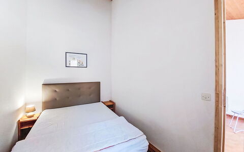 Les Mathes 220: Wand, Bett, Schlafzimmer, Flooring, Fussboden, Bettdecke, Holz, Interior Design, Bedding, Möbel