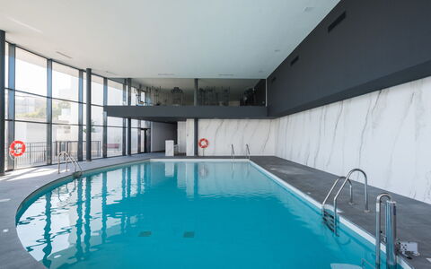 Calma Blanca: Wasser, Schwimmbad, Fenster, Fussboden, Verbundwerkstoff, Freizeit, Gebäude, Flooring, Haus, Erholung