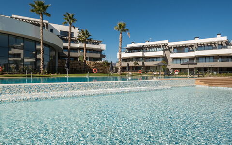 Calma Blanca: Himmel, Wasser, Daytime, Gebäude, Azurblau, Gewässer, Die Architektur, Baum, Urban Design, Öffentlicher Raum