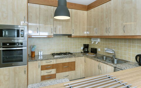 Floradise: Cabinetry, Countertop, Eigentum, Herd, Küchengerät, Sinken, Spüle, Küche, Holz, Beleuchtung