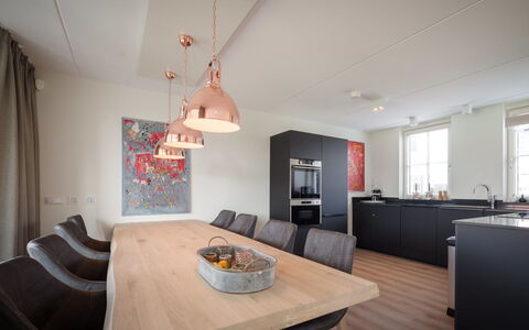 Ganuenta: Tabelle, Möbel, Eigentum, Couch, Holz, Gebäude, Wohnzimmer, Interior Design, Fussboden, Flooring
