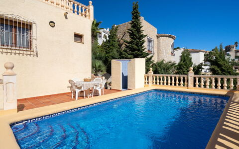 Almirante: Wasser, Himmel, Pflanze, Eigentum, Gebäude, Möbel, Fenster, Schwimmbad, Blau, Azurblau