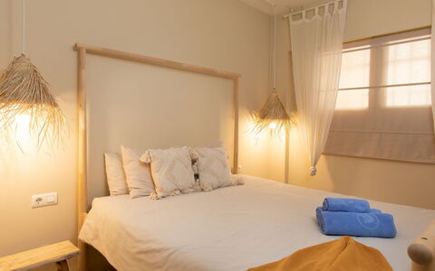 Sea Suite: Möbel, Gebäude, Eigentum, Fenster, Komfort, Holz, Azurblau, Textil, Bettrahmen, Interior Design