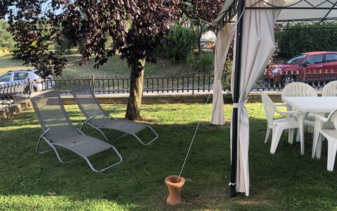 Il Campanile: Pflanze, Rad, Schatten, Baum, Auto, Stuhl, Gras, Öffentlicher Raum, Tönungen Und Schatten