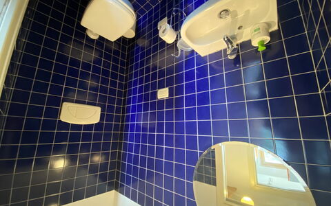 Casa Chiara: Licht, Lila, Blau, Badezimmer, Beleuchtung, Gelb, Die Architektur, Interior Design, Wand, Fussboden