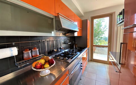 Casa Chiara: Cabinetry, Essen, Countertop, Küchengerät, Herd, Gasherd, Küche, Haushaltsgerät, Orange, Holz