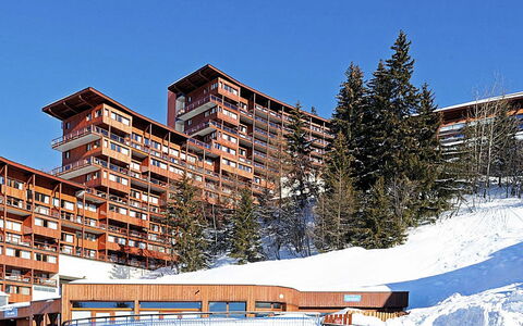 Bourg St Maurice 651: Himmel, Gebäude, Eigentum, Schnee, Urban Design, Nachbarschaft, Steigung, Eigentumswohnung, Wohngebiet, Fenster