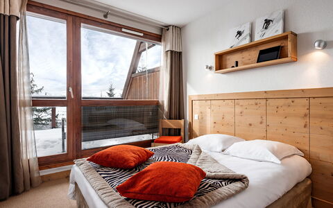 Bourg St Maurice 651: Möbel, Eigentum, Komfort, Gebäude, Azurblau, Holz, Fenster, Bettrahmen, Textil, Interior Design