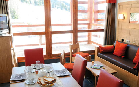 Bourg St Maurice 651: Tabelle, Möbel, Eigentum, Geschirr, Fenster, Couch, Dishware, Stuhl, Textil, Interior Design