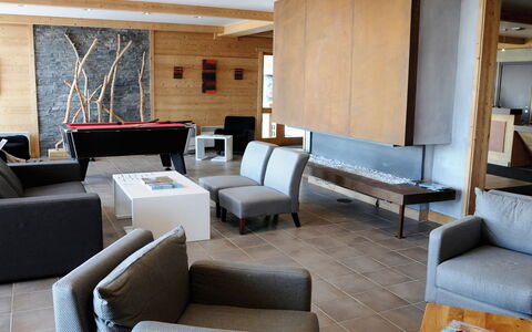 Bourg St Maurice 651: Möbel, Couch, Wohnzimmer, Fussboden, Flooring, Holz, Komfort, Wand, Gebäude, Schatten