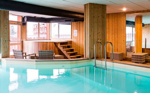 Bourg St Maurice 651: Wasser, Eigentum, Schwimmbad, Azurblau, Interior Design, Die Architektur, Fenster, Fussboden, Freizeit, Grundeigentum