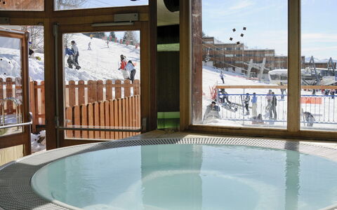 Bourg St Maurice 651: Eigentum, Daytime, Wasser, Schatten, Die Architektur, Freizeit, Schwimmbad, Himmel, Grundeigentum, Schnee