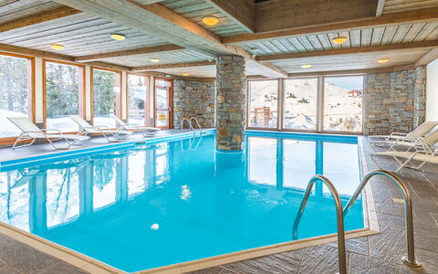 La Plagne 647: Wasser, Gebäude, Eigentum, Schwimmbad, Haus, Interior Design, Stuhl, Fussboden, Fenster