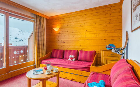La Plagne 647: Eigentum, Möbel, Couch, Komfort, Gebäude, Azurblau, Holz, Textil, Interior Design, Lila