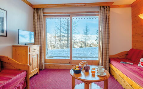 La Plagne 647: Möbel, Komfort, Azurblau, Gebäude, Holz, Tabelle, Cabinetry, Interior Design, Flooring, Bettrahmen