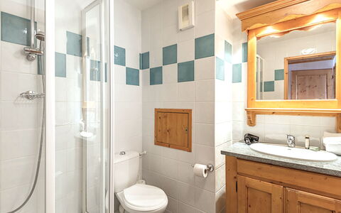 La Plagne 647: Spiegel, Armatur, Sinken, Eigentum, Badezimmerschrank, Zapfhahn, Cabinetry, Badezimmer, Blau, Lila