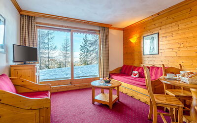 La Plagne 647: Möbel, Fenster, Gebäude, Komfort, Holz, Tabelle, Beleuchtung, Orange, Interior Design, Bettrahmen