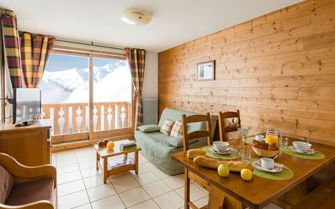 Vallandry 651: Tabelle, Möbel, Fenster, Holz, Die Architektur, Interior Design, Wohnzimmer, Bilderrahmen, Wand, Fussboden