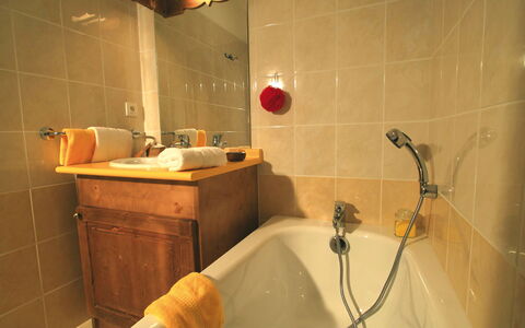 Vallandry 651: Badewanne, Armatur, Zapfhahn, Eigentum, Badezimmer, Interior Design, Beleuchtung, Flooring, Fussboden