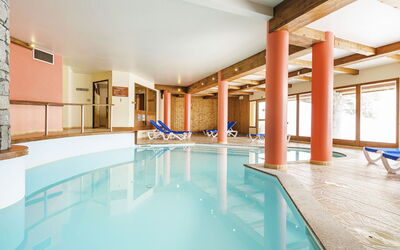 Vallandry 651: Wasser, Schwimmbad, Gebäude, Fussboden, Freizeit, Flooring, Haus, Grundeigentum, Erholung, Decke
