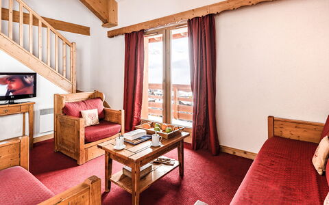 La Toussuire 651: Möbel, Komfort, Tabelle, Holz, Fenster, Interior Design, Orange, Vorhang, Gebäude, Wohnzimmer