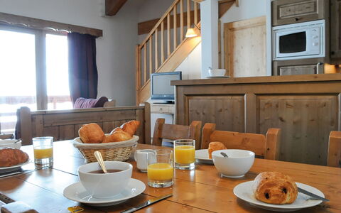 La Toussuire 651: Essen, Tabelle, Geschirr, Möbel, Cabinetry, Teller, Fenster, Interior Design, Dishware, Holz