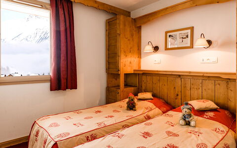 La Toussuire 651: Eigentum, Möbel, Gebäude, Fenster, Komfort, Holz, Interior Design, Textil, Bettrahmen, Bett