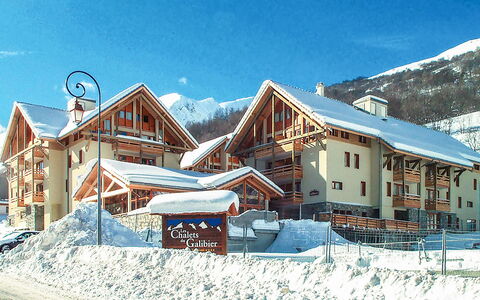 Valloire 651: Himmel, Schnee, Gebäude, Fenster, Haus, Steigung, Wolke, Einfrieren, Landschaft, Geologisches Phänomen