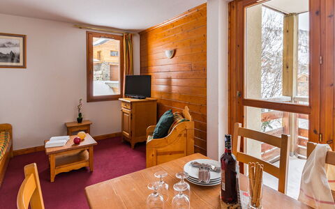 Valloire 651: Tabelle, Bilderrahmen, Möbel, Eigentum, Holz, Stuhl, Interior Design, Fussboden, Geschirr, Fenster