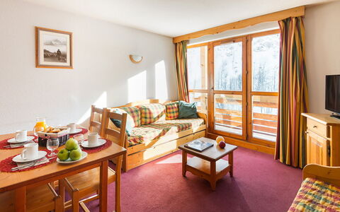 Valloire 651: Tabelle, Möbel, Eigentum, Fenster, Komfort, Bilderrahmen, Holz, Interior Design, Orange, Wohnzimmer