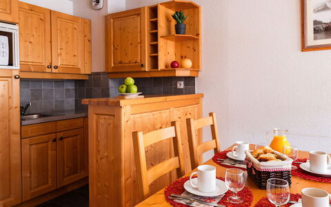 Valloire 651: Cabinetry, Eigentum, Möbel, Tabelle, Geschirr, Dishware, Kaffeetasse, Tasse, Schublade, Interior Design