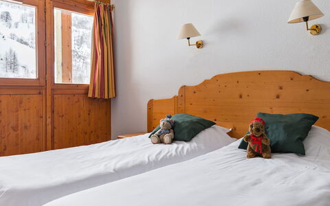 Valloire 651: Möbel, Eigentum, Komfort, Fenster, Holz, Textil, Interior Design, Fussboden, Bett, Bettrahmen