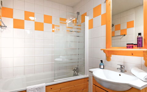 Valloire 651: Spiegel, Zapfhahn, Armatur, Badezimmerschrank, Sinken, Eigentum, Cabinetry, Bad Sink, Badezimmer, Interior Design