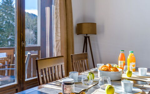 Les Gets 651: Geschirr, Tabelle, Essen, Eigentum, Dishware, Fenster, Teller, Interior Design, Orange, Gelb