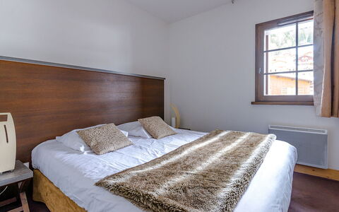Les Gets 651: Möbel, Gebäude, Eigentum, Fenster, Komfort, Azurblau, Holz, Bettrahmen, Interior Design