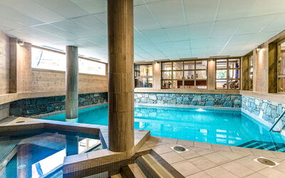 Les Gets 651: Wasser, Schwimmbad, Rechteck, Schatten, Flooring, Fussboden, Linie, Freizeit, Holz, Glas