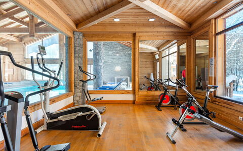 Serre Chevalier 651: Gebäude, Fenster, Holz, Trainingsgerät, Interior Design, Haus, Fussboden, Flooring, Strahl, Freizeit