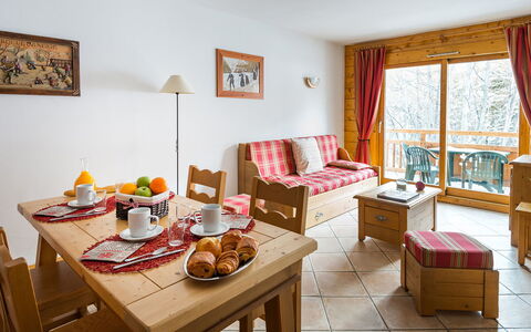 Serre Chevalier 651: Tabelle, Möbel, Fenster, Bilderrahmen, Geschirr, Essen, Holz, Interior Design, Stuhl, Vorhang