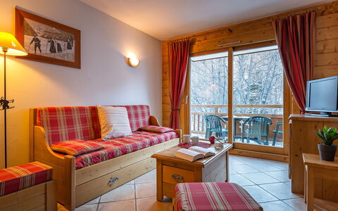 Serre Chevalier 651: Möbel, Eigentum, Fenster, Tabelle, Bilderrahmen, Komfort, Holz, Interior Design, Schublade, Beleuchtung