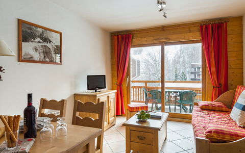 Serre Chevalier 651: Tabelle, Bilderrahmen, Eigentum, Cabinetry, Fenster, Vorhang, Holz, Schublade, Interior Design, Schreibtisch