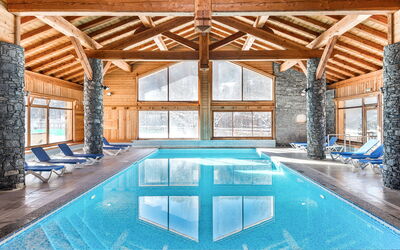 Serre Chevalier 651: Wasser, Möbel, Schwimmbad, Eigentum, Tabelle, Fenster, Blau, Azurblau, Die Architektur, Stuhl
