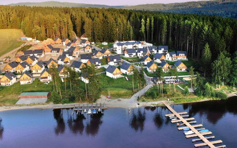 Lakeside Village 8 (+ Sauna): Wasser, Pflanze, Natürliche Landschaft, Natürlichen Umgebung, Azurblau, Baum, Gebäude, See, Himmel, Wasserlauf