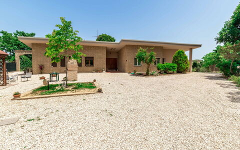 Villa Elpidio: Gebäude, Himmel, Pflanze, Baum, Haus, Grundstueck, Schatten, Vegetation, Fenster, Landschaft