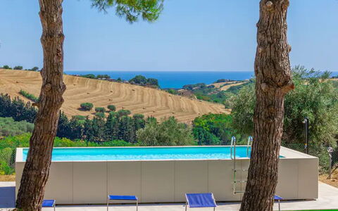Villa Elpidio: Himmel, Pflanze, Eigentum, Wasser, Gebäude, Azurblau, Natur, Schatten, Baum, Arecales