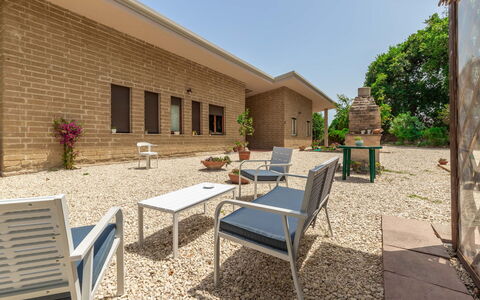 Villa Elpidio: Pflanze, Eigentum, Himmel, Möbel, Gebäude, Schatten, Baum, Gartenmöbel, Wohngebiet, Öffentlicher Raum