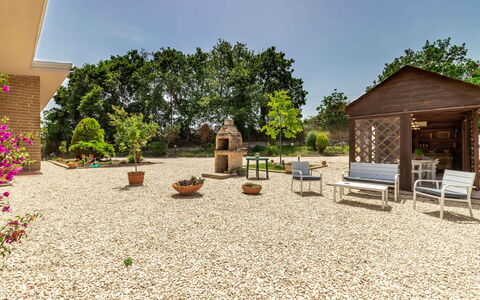 Villa Elpidio: Pflanze, Himmel, Gebäude, Baum, Grundstueck, Schatten, Haus, Gras, Grundeigentum, Freizeit